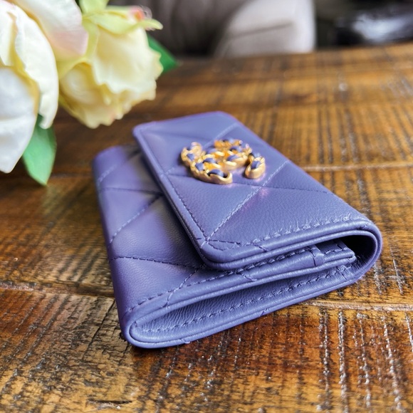 SOLD ❌ Chanel 19 Flap Card Holder & Dust Bag - Picture 6 of 12